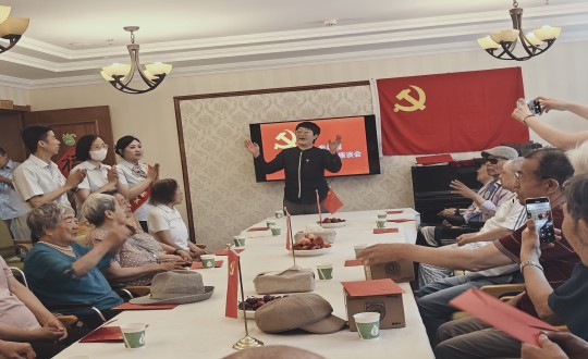 2024年7月1日，养老公司长影家举办“七一建党节座谈会”_副本.jpg