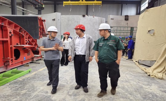 2024年7月5日，市建委初审工作组一行到访装配式总公司实地考察调研_副本.jpg
