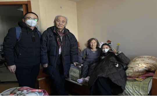 10.健康产业集团居家服务事业部同事与吴奶奶合影留念_副本.jpg 10.健康产业集团居家服务事业部同事与吴奶奶合影留念_副本.jpg