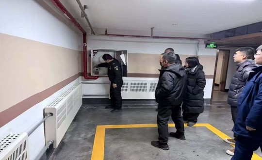 4.净月区相关部门组成消防安全检查组对俄罗斯专享会294VIP官方网站净月府进行高层消防检查_副本.jpg 4.净月区相关部门组成消防安全检查组对俄罗斯专享会294VIP官方网站净月府进行高层消防检查_副本.jpg