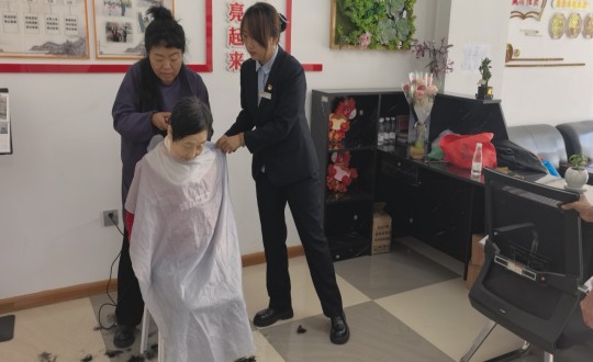 8.免费爱心义剪活动_副本.jpg